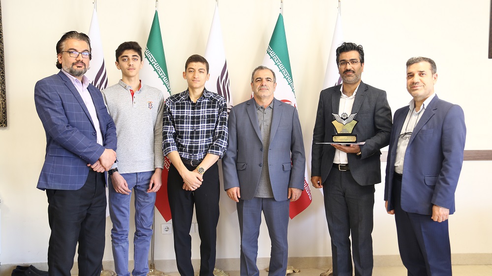 مهربانیِ کوچکِ دانش‌آموزان تبریزی، زنجیر یک زندانی غیرعمد را شکست